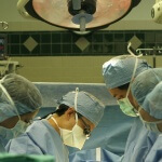 צוות רפואי עוסק בתהליך של ניתוח לב פתוח