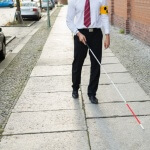 אדם עיוור הולך ברחוב בעזרת מקל נחייה